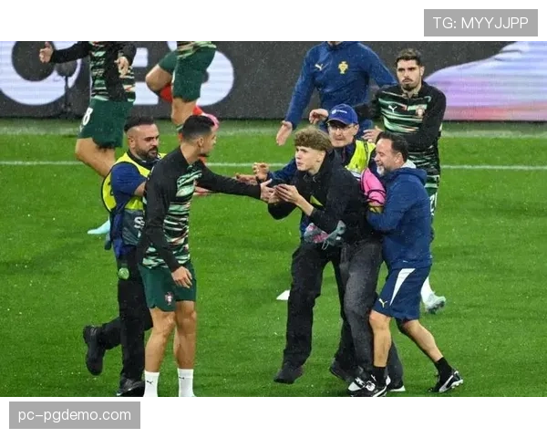 小球迷冲入场内与偶像C罗合影，随后被安保人员带离。